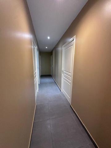 A VENDRE BELLE VILLA T5 AVEC PISCINE SUR 1250 M² DE TERRAIN DANS QUARTIER RESIDENTIEL A ARNOUVILLE ,PETIT-BOURG