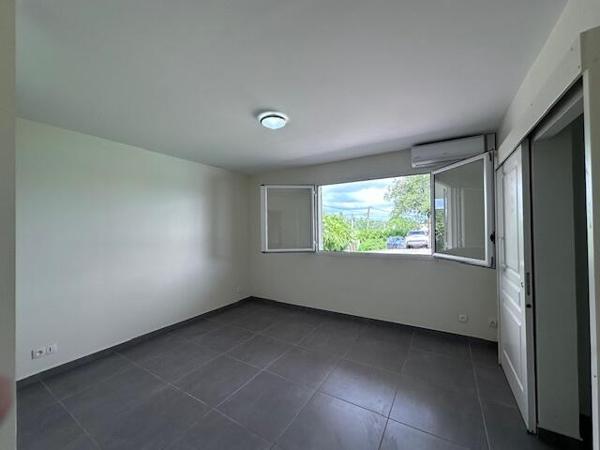 A VENDRE BELLE VILLA T5 AVEC PISCINE SUR 1250 M² DE TERRAIN DANS QUARTIER RESIDENTIEL A ARNOUVILLE ,PETIT-BOURG