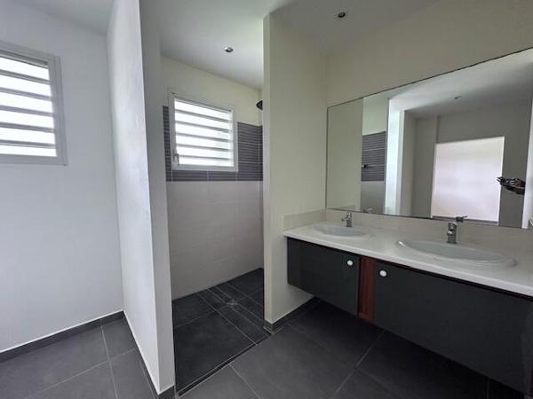 A VENDRE BELLE VILLA T5 AVEC PISCINE SUR 1250 M² DE TERRAIN DANS QUARTIER RESIDENTIEL A ARNOUVILLE ,PETIT-BOURG