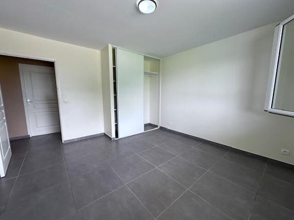 A VENDRE BELLE VILLA T5 AVEC PISCINE SUR 1250 M² DE TERRAIN DANS QUARTIER RESIDENTIEL A ARNOUVILLE ,PETIT-BOURG