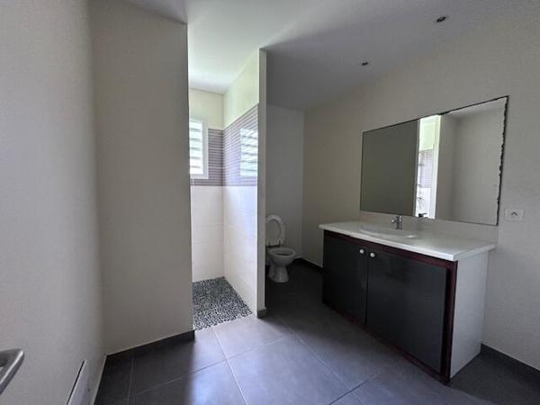 A VENDRE BELLE VILLA T5 AVEC PISCINE SUR 1250 M² DE TERRAIN DANS QUARTIER RESIDENTIEL A ARNOUVILLE ,PETIT-BOURG