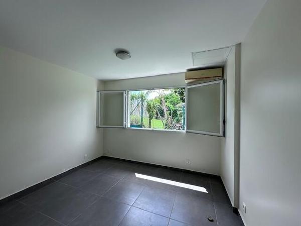 A VENDRE BELLE VILLA T5 AVEC PISCINE SUR 1250 M² DE TERRAIN DANS QUARTIER RESIDENTIEL A ARNOUVILLE ,PETIT-BOURG