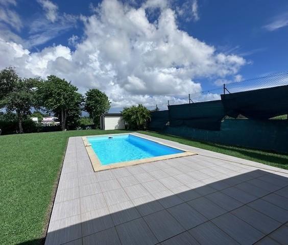 A VENDRE BELLE VILLA T5 AVEC PISCINE SUR 1250 M² DE TERRAIN DANS QUARTIER RESIDENTIEL A ARNOUVILLE ,PETIT-BOURG