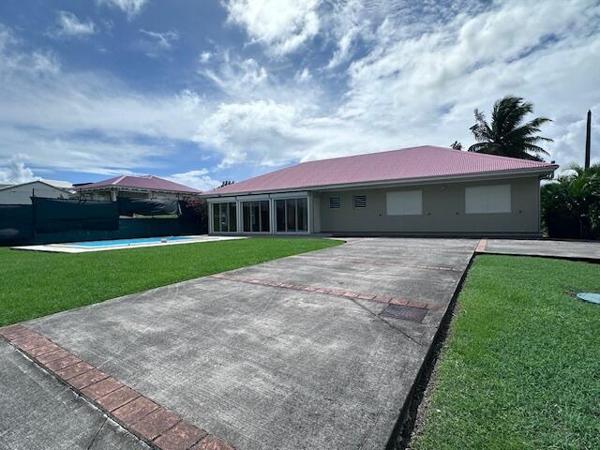 A VENDRE BELLE VILLA T5 AVEC PISCINE SUR 1250 M² DE TERRAIN DANS QUARTIER RESIDENTIEL A ARNOUVILLE ,PETIT-BOURG