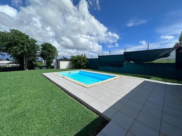 A VENDRE BELLE VILLA T5 AVEC PISCINE SUR 1250 M² DE TERRAIN DANS QUARTIER RESIDENTIEL A ARNOUVILLE ,PETIT-BOURG