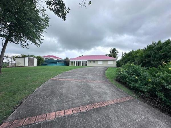 A VENDRE BELLE VILLA T5 AVEC PISCINE SUR 1250 M² DE TERRAIN DANS QUARTIER RESIDENTIEL A ARNOUVILLE ,PETIT-BOURG