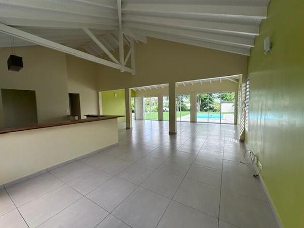 A VENDRE BELLE VILLA T5 AVEC PISCINE SUR 1250 M² DE TERRAIN DANS QUARTIER RESIDENTIEL A ARNOUVILLE ,PETIT-BOURG