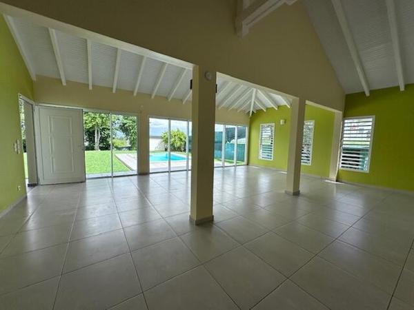 A VENDRE BELLE VILLA T5 AVEC PISCINE SUR 1250 M² DE TERRAIN DANS QUARTIER RESIDENTIEL A ARNOUVILLE ,PETIT-BOURG