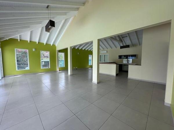 A VENDRE BELLE VILLA T5 AVEC PISCINE SUR 1250 M² DE TERRAIN DANS QUARTIER RESIDENTIEL A ARNOUVILLE ,PETIT-BOURG