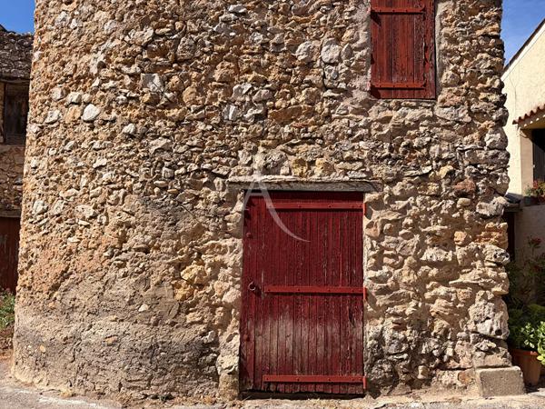 REMISE SUR DEUX NIVEAUX AU COEUR DU VILLAGE