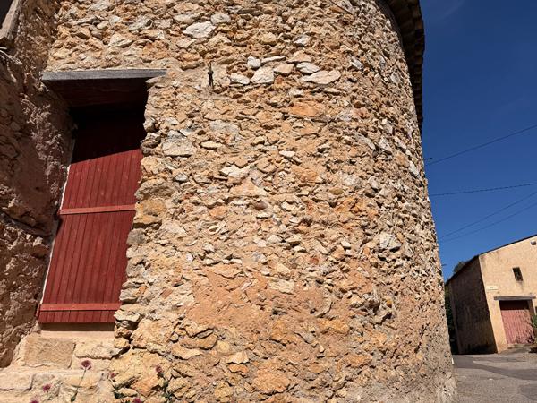 REMISE SUR DEUX NIVEAUX AU COEUR DU VILLAGE