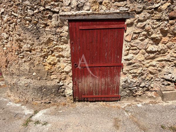 REMISE SUR DEUX NIVEAUX AU COEUR DU VILLAGE