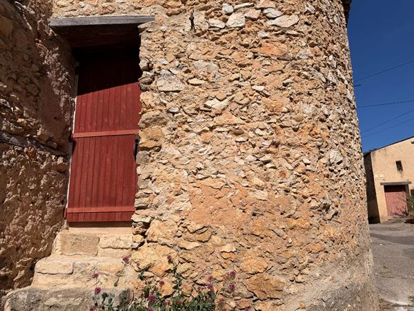 REMISE SUR DEUX NIVEAUX AU COEUR DU VILLAGE