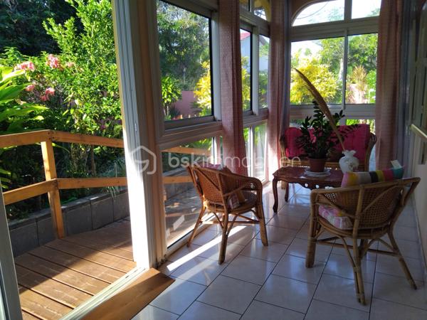 Imaginez-vous dans cette magnifique maison de 160 m², nichée au cœur d’un écrin de verdure sur un terrain spacieux de 1200 m². Laissez vos rêves prendre vie dans cet havre de paix, où le chant des oiseaux et le doux parfum des fleurs créoles se mêlent pour créer une ambiance idyllique bercé par les vagues de la mer.

Cette propriété unique vous offre un accès privé à un petit morceau de plage, un trésor caché que vous trouverez uniquement ici. Profitez de moments inoubliables en famille ou entre amis sur ce rivage exclusif, où chaque coucher de soleil devient un spectacle magique.

À l’intérieur, la maison dispose de 3 chambres lumineuses, parfaites pour accueillir vos proches dans le confort. La véranda, véritable prolongement de votre espace de vie, s’ouvre sur un jardin créole authentique, où chaque coin est une invitation à la détente sans vis à vis et à la découverte de la biodiversité locale. 
Vous disposerez d'un garage fermé et de 2 à 3  places de stationnement pour vos véhicules à l'intérieur ainsi que de nombreuses places de parking gratuit à l'intérieur.

Vivre ici, c’est choisir l’alliance parfaite entre tranquillité et proximité des commodités du centre-ville. Offrez-vous une qualité de vie exceptionnelle où chaque jour est une nouvelle aventure.

Ne laissez pas passer cette opportunité rare de réaliser votre rêve. Contactez-nous dès maintenant pour découvrir ce bien d’exception, ce coin de paradis ! 🌴✨