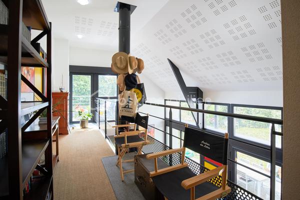 À seulement quelques pas des plages, des commerces et du casino de Saint-Quay-Portrieux, découvrez une propriété d'architecte unique, où l'esthétique contemporaine rencontre une conception intemporelle inspirée des œuvres de Le Corbusier.

Édifiée en 2009, cette maison séduit dès les premiers instants par son architecture affirmée, ses lignes épurées et la qualité remarquable de ses matériaux. Les volumes généreux et la lumière omniprésente offrent un cadre de vie aussi élégant que fonctionnel.

Le cœur de la maison est sans conteste son séjour cathédrale, aux allures de loft, où le béton ciré au sol dialogue harmonieusement avec les murs en béton banché. Cet espace spectaculaire conjugue caractère, modernité et convivialité. Il est également agrémenté d'un poêle à bois.
La cuisine indépendante, parfaitement agencée, est complétée par une arrière-cuisine et une véranda. L'ensemble a été pensé pour offrir une circulation fluide et un confort de vie optimal.
Le rez-de-chaussée accueille une suite parentale avec salle d'eau privative, permettant une véritable vie de plain-pied. Une pièce indépendante, accessible également depuis l'extérieur et bénéficiant d'une isolation acoustique, est aujourd'hui aménagée en bureau. Elle pourra facilement devenir une salle de musique, un atelier ou une chambre supplémentaire selon vos besoins.

À l'étage, l'espace nuit comprend une grande chambre, deux chambres cabines, un bureau, une salle de bains avec douche et baignoire, ainsi qu'une pièce supplémentaire pouvant être aménagée en véritable chambre, dressing ou espace de loisirs. Sur ce niveau, un balcon/terrasse offre un cadre verdoyant ou un agréable aperçu sur la baie de Saint-Brieuc.

À l'extérieur, la terrasse accessible depuis le séjour et la suite parentale invitent à profiter pleinement des beaux jours dans un environnement calme et préservé. 

Côté confort, la maison est équipée d'une pompe à chaleur géothermique alimentant un chauffage au sol au rez-de-chaussée, garantissant d'excellentes performances énergétiques et un confort thermique optimal. Un garage complète ce bien d'exception.

Une propriété rare sur le marché, destinée aux amateurs d'architecture contemporaine, à la recherche d'un cadre de vie privilégié entre mer, nature et commodités.

Pour plus d'informations ou organiser une visite, n'hésitez pas à me contacter par téléphone : 06.89.29.41.54