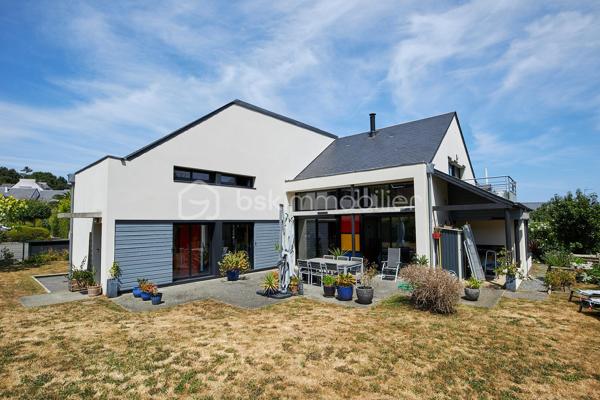 À seulement quelques pas des plages, des commerces et du casino de Saint-Quay-Portrieux, découvrez une propriété d'architecte unique, où l'esthétique contemporaine rencontre une conception intemporelle inspirée des œuvres de Le Corbusier.

Édifiée en 2009, cette maison séduit dès les premiers instants par son architecture affirmée, ses lignes épurées et la qualité remarquable de ses matériaux. Les volumes généreux et la lumière omniprésente offrent un cadre de vie aussi élégant que fonctionnel.

Le cœur de la maison est sans conteste son séjour cathédrale, aux allures de loft, où le béton ciré au sol dialogue harmonieusement avec les murs en béton banché. Cet espace spectaculaire conjugue caractère, modernité et convivialité. Il est également agrémenté d'un poêle à bois.
La cuisine indépendante, parfaitement agencée, est complétée par une arrière-cuisine et une véranda. L'ensemble a été pensé pour offrir une circulation fluide et un confort de vie optimal.
Le rez-de-chaussée accueille une suite parentale avec salle d'eau privative, permettant une véritable vie de plain-pied. Une pièce indépendante, accessible également depuis l'extérieur et bénéficiant d'une isolation acoustique, est aujourd'hui aménagée en bureau. Elle pourra facilement devenir une salle de musique, un atelier ou une chambre supplémentaire selon vos besoins.

À l'étage, l'espace nuit comprend une grande chambre, deux chambres cabines, un bureau, une salle de bains avec douche et baignoire, ainsi qu'une pièce supplémentaire pouvant être aménagée en véritable chambre, dressing ou espace de loisirs. Sur ce niveau, un balcon/terrasse offre un cadre verdoyant ou un agréable aperçu sur la baie de Saint-Brieuc.

À l'extérieur, la terrasse accessible depuis le séjour et la suite parentale invitent à profiter pleinement des beaux jours dans un environnement calme et préservé. 

Côté confort, la maison est équipée d'une pompe à chaleur géothermique alimentant un chauffage au sol au rez-de-chaussée, garantissant d'excellentes performances énergétiques et un confort thermique optimal. Un garage complète ce bien d'exception.

Une propriété rare sur le marché, destinée aux amateurs d'architecture contemporaine, à la recherche d'un cadre de vie privilégié entre mer, nature et commodités.

Pour plus d'informations ou organiser une visite, n'hésitez pas à me contacter par téléphone : 06.89.29.41.54