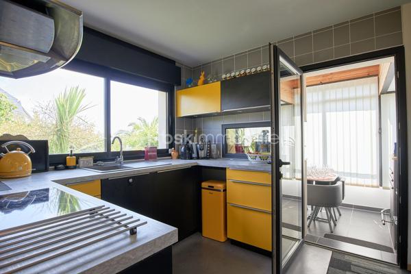 À seulement quelques pas des plages, des commerces et du casino de Saint-Quay-Portrieux, découvrez une propriété d'architecte unique, où l'esthétique contemporaine rencontre une conception intemporelle inspirée des œuvres de Le Corbusier.

Édifiée en 2009, cette maison séduit dès les premiers instants par son architecture affirmée, ses lignes épurées et la qualité remarquable de ses matériaux. Les volumes généreux et la lumière omniprésente offrent un cadre de vie aussi élégant que fonctionnel.

Le cœur de la maison est sans conteste son séjour cathédrale, aux allures de loft, où le béton ciré au sol dialogue harmonieusement avec les murs en béton banché. Cet espace spectaculaire conjugue caractère, modernité et convivialité. Il est également agrémenté d'un poêle à bois.
La cuisine indépendante, parfaitement agencée, est complétée par une arrière-cuisine et une véranda. L'ensemble a été pensé pour offrir une circulation fluide et un confort de vie optimal.
Le rez-de-chaussée accueille une suite parentale avec salle d'eau privative, permettant une véritable vie de plain-pied. Une pièce indépendante, accessible également depuis l'extérieur et bénéficiant d'une isolation acoustique, est aujourd'hui aménagée en bureau. Elle pourra facilement devenir une salle de musique, un atelier ou une chambre supplémentaire selon vos besoins.

À l'étage, l'espace nuit comprend une grande chambre, deux chambres cabines, un bureau, une salle de bains avec douche et baignoire, ainsi qu'une pièce supplémentaire pouvant être aménagée en véritable chambre, dressing ou espace de loisirs. Sur ce niveau, un balcon/terrasse offre un cadre verdoyant ou un agréable aperçu sur la baie de Saint-Brieuc.

À l'extérieur, la terrasse accessible depuis le séjour et la suite parentale invitent à profiter pleinement des beaux jours dans un environnement calme et préservé. 

Côté confort, la maison est équipée d'une pompe à chaleur géothermique alimentant un chauffage au sol au rez-de-chaussée, garantissant d'excellentes performances énergétiques et un confort thermique optimal. Un garage complète ce bien d'exception.

Une propriété rare sur le marché, destinée aux amateurs d'architecture contemporaine, à la recherche d'un cadre de vie privilégié entre mer, nature et commodités.

Pour plus d'informations ou organiser une visite, n'hésitez pas à me contacter par téléphone : 06.89.29.41.54