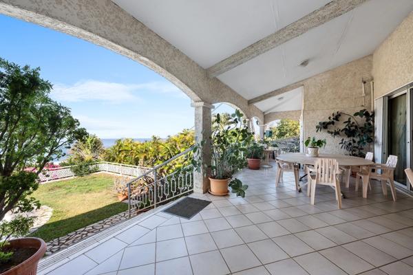 À VENDRE – VILLA D’EXCEPTION AVEC VUE PANORAMIQUE SUR MER ET PORT – SAINT-GILLES LES BAINS