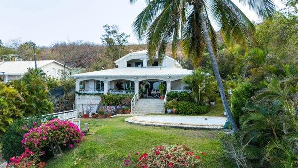 À VENDRE – VILLA D’EXCEPTION AVEC VUE PANORAMIQUE SUR MER ET PORT – SAINT-GILLES LES BAINS