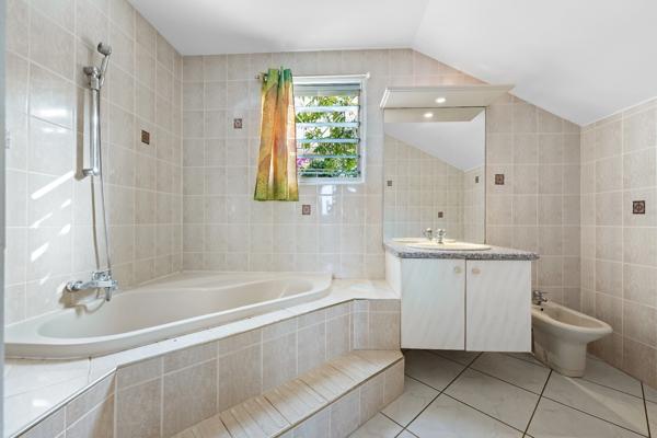 À VENDRE – VILLA D’EXCEPTION AVEC VUE PANORAMIQUE SUR MER ET PORT – SAINT-GILLES LES BAINS