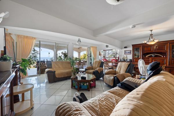 À VENDRE – VILLA D’EXCEPTION AVEC VUE PANORAMIQUE SUR MER ET PORT – SAINT-GILLES LES BAINS