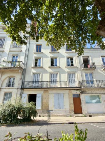 SAUMUR Centre-ville, face Loire. Appartement T3 rénové avec grenier et cave
