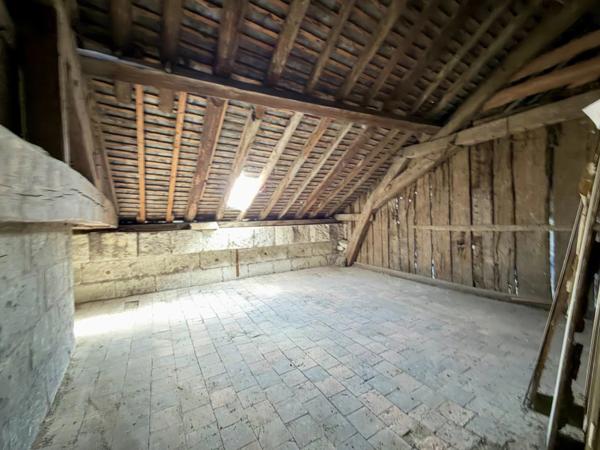 SAUMUR Centre-ville, face Loire. Appartement T3 rénové avec grenier et cave