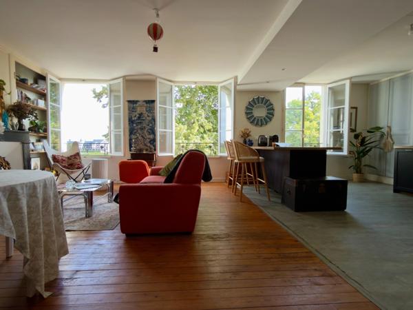 SAUMUR Centre-ville, face Loire. Appartement T3 rénové avec grenier et cave
