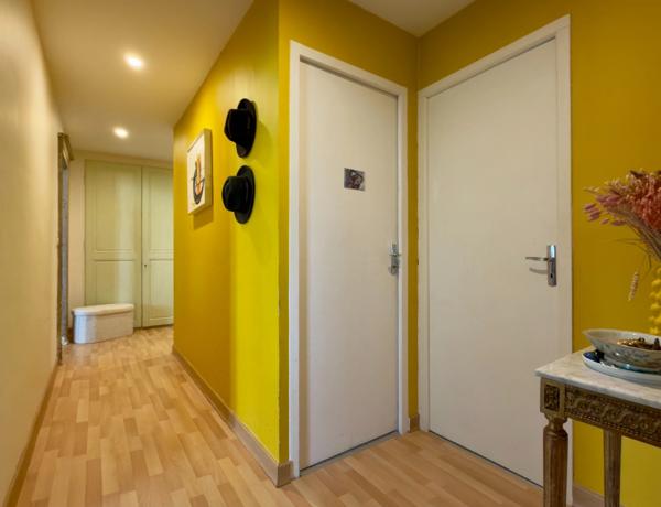 SAUMUR Centre-ville, face Loire. Appartement T3 rénové avec grenier et cave