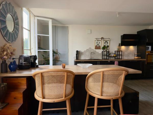 SAUMUR Centre-ville, face Loire. Appartement T3 rénové avec grenier et cave