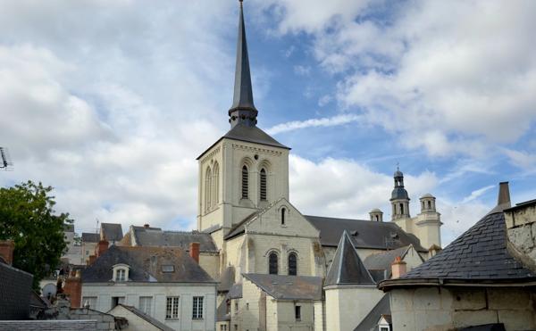 SAUMUR Centre-ville, face Loire. Appartement T3 rénové avec grenier et cave