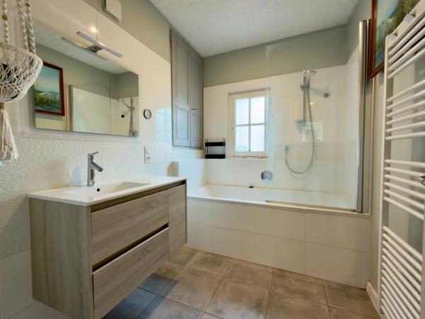 SAUMUR Centre-ville, face Loire. Appartement T3 rénové avec grenier et cave