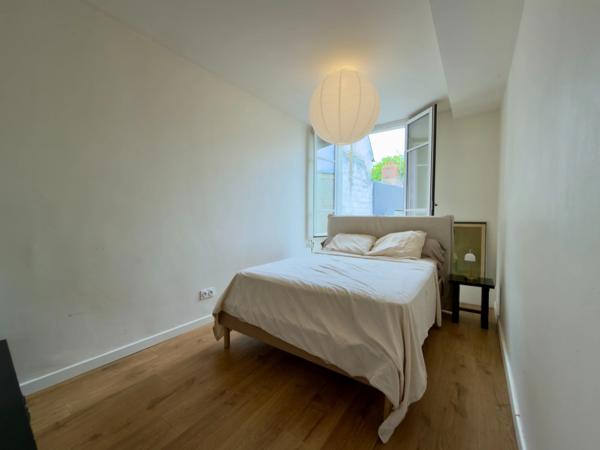 SAUMUR Centre-ville, face Loire. Appartement T3 rénové avec grenier et cave