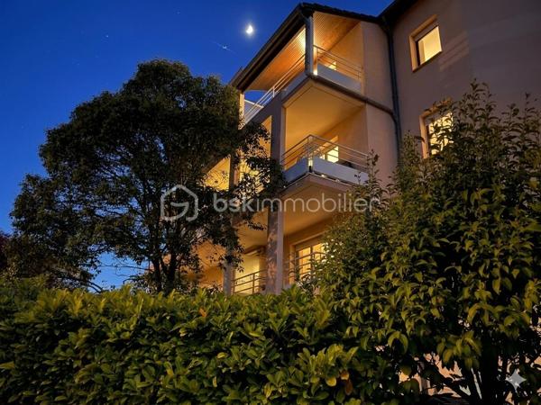 Un Havre de Paix Lumineux au Cœur de Blagnac
 Situé à 600 mètres de la mairie de Blagnac, au sein d'une résidence fermée et magnifiquement arborée, cet appartement  T2 de 51,15 m2 est bien plus qu’un simple logement : c’est une invitation au bien-être.

Niché au second étage d’un immeuble parfaitement entretenu
Côté Jour : Un séjour spacieux et baigné de soleil s'ouvre sur un grand balcon plein sud de près de 10 m2. Sans vis-à-vis direct, c'est l'endroit idéal pour vos petits-déjeuners en plein air ou vos moments de lecture au calme.
Côté Cuisine : Indépendante et avec fenêtre, elle est entièrement équipée (plaque induction, lave-vaisselle et lave-linge inclus), prête à accueillir vos talents culinaires.
Côté Nuit : Une chambre paisible avec placard intégré disposant de son propre balcon privé de 2 m2, pour une intimité totale.

Un Confort Absolu en Toute Saison
Ici, tout a été pensé pour votre tranquillité :
Climatisation réversible pour une température parfaite été comme hiver.
 Fibre optique, double vitrage et WC séparés.
Sécurité et praticité : Résidence sécurisée par badge Vigik et interphone, avec une place de parking dédiée. Les parties communes ont été rénovées en 2025, témoignant du soin apporté à la copropriété.
Un Emplacement Privilégié
À seulement 3 minutes à pied du Tramway "Place du Relais" et des commerces de proximité, vous profitez de la vie citadine sans les nuisances. L’accès aux sites d’Airbus et à l’aéroport de Toulouse-Blagnac est rapide et fluide, idéal pour les actifs cherchant le compromis parfait entre travail et détente.
Prêt à poser vos valises ? Ce bien rare, vendu libre, n’attend que vous pour écrire son prochain chapitre.
