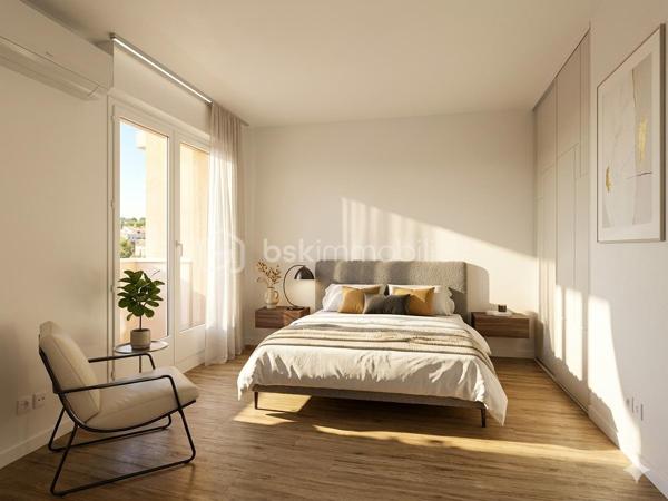 Un Havre de Paix Lumineux au Cœur de Blagnac
 Situé à 600 mètres de la mairie de Blagnac, au sein d'une résidence fermée et magnifiquement arborée, cet appartement  T2 de 51,15 m2 est bien plus qu’un simple logement : c’est une invitation au bien-être.

Niché au second étage d’un immeuble parfaitement entretenu
Côté Jour : Un séjour spacieux et baigné de soleil s'ouvre sur un grand balcon plein sud de près de 10 m2. Sans vis-à-vis direct, c'est l'endroit idéal pour vos petits-déjeuners en plein air ou vos moments de lecture au calme.
Côté Cuisine : Indépendante et avec fenêtre, elle est entièrement équipée (plaque induction, lave-vaisselle et lave-linge inclus), prête à accueillir vos talents culinaires.
Côté Nuit : Une chambre paisible avec placard intégré disposant de son propre balcon privé de 2 m2, pour une intimité totale.

Un Confort Absolu en Toute Saison
Ici, tout a été pensé pour votre tranquillité :
Climatisation réversible pour une température parfaite été comme hiver.
 Fibre optique, double vitrage et WC séparés.
Sécurité et praticité : Résidence sécurisée par badge Vigik et interphone, avec une place de parking dédiée. Les parties communes ont été rénovées en 2025, témoignant du soin apporté à la copropriété.
Un Emplacement Privilégié
À seulement 3 minutes à pied du Tramway "Place du Relais" et des commerces de proximité, vous profitez de la vie citadine sans les nuisances. L’accès aux sites d’Airbus et à l’aéroport de Toulouse-Blagnac est rapide et fluide, idéal pour les actifs cherchant le compromis parfait entre travail et détente.
Prêt à poser vos valises ? Ce bien rare, vendu libre, n’attend que vous pour écrire son prochain chapitre.