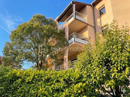 Un Havre de Paix Lumineux au Cœur de Blagnac
 Situé à 600 mètres de la mairie de Blagnac, au sein d'une résidence fermée et magnifiquement arborée, cet appartement  T2 de 51,15 m2 est bien plus qu’un simple logement : c’est une invitation au bien-être.

Niché au second étage d’un immeuble parfaitement entretenu
Côté Jour : Un séjour spacieux et baigné de soleil s'ouvre sur un grand balcon plein sud de près de 10 m2. Sans vis-à-vis direct, c'est l'endroit idéal pour vos petits-déjeuners en plein air ou vos moments de lecture au calme.
Côté Cuisine : Indépendante et avec fenêtre, elle est entièrement équipée (plaque induction, lave-vaisselle et lave-linge inclus), prête à accueillir vos talents culinaires.
Côté Nuit : Une chambre paisible avec placard intégré disposant de son propre balcon privé de 2 m2, pour une intimité totale.

Un Confort Absolu en Toute Saison
Ici, tout a été pensé pour votre tranquillité :
Climatisation réversible pour une température parfaite été comme hiver.
 Fibre optique, double vitrage et WC séparés.
Sécurité et praticité : Résidence sécurisée par badge Vigik et interphone, avec une place de parking dédiée. Les parties communes ont été rénovées en 2025, témoignant du soin apporté à la copropriété.
Un Emplacement Privilégié
À seulement 3 minutes à pied du Tramway "Place du Relais" et des commerces de proximité, vous profitez de la vie citadine sans les nuisances. L’accès aux sites d’Airbus et à l’aéroport de Toulouse-Blagnac est rapide et fluide, idéal pour les actifs cherchant le compromis parfait entre travail et détente.
Prêt à poser vos valises ? Ce bien rare, vendu libre, n’attend que vous pour écrire son prochain chapitre.