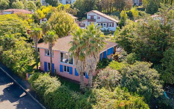 HENDAYE - CENTRE VILLE - Une maison singulière aux accents d'ailleurs