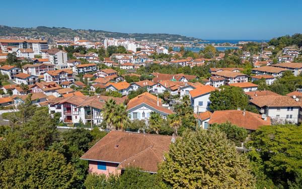 HENDAYE - CENTRE VILLE - Une maison singulière aux accents d'ailleurs