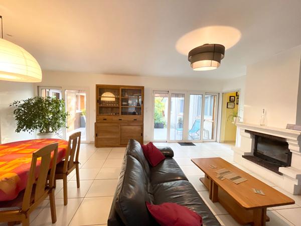 PESSAC-CAP DE BOS. Maison - 170m2 - 4 chambres - Cheminée - Garage - Parcelle 620m2