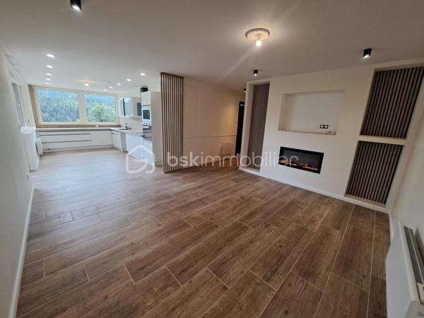 À seulement quelques minutes de la frontière suisse, des commodités et des pistes de ski, découvrez ce magnifique loft de 88 m² entièrement réhabilité, livré au 1er trimestre 2026.
Situé au rez-de-chaussée surélevé d’une charmante petite copropriété de seulement 2 propriétaires, ce bien rare bénéficie d’une superbe vue dégagée sur les montagnes et la forêt jurassienne.
Pensé pour offrir confort, modernité et fonctionnalité, ce loft séduira aussi bien les jeunes travailleurs frontaliers que les amateurs de résidence secondaire au cœur du Jura.
Vous y découvrirez :
• Une entrée accueillante avec dressing intégré
• Un espace de rangement pratique pour skis, pneus, équipements ou électroménager
• Deux belles chambres avec dressings, dont une suite avec salle d’eau privative
• Une vaste pièce de vie lumineuse ouverte sur une cuisine équipée et aménagée
• Une grande baie vitrée donnant accès à une agréable terrasse et au jardin de la copropriété
• Une salle de bain moderne
• WC séparés
Les prestations complètent parfaitement ce bien :
Bonne isolation,  Double vitrage, Tout-à-l’égout
Petite copropriété calme et intimiste
places de stationnement devant la copropriété
Un bien rare sur le secteur, alliant charme contemporain, environnement privilégié et proximité avec la Suisse.
Coup de cœur assuré — À visiter sans tarder !