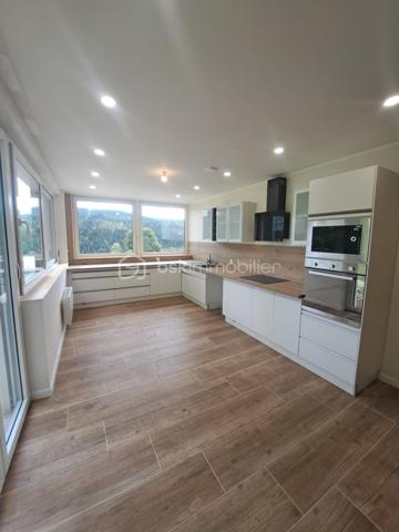 À seulement quelques minutes de la frontière suisse, des commodités et des pistes de ski, découvrez ce magnifique loft de 88 m² entièrement réhabilité, livré au 1er trimestre 2026.
Situé au rez-de-chaussée surélevé d’une charmante petite copropriété de seulement 2 propriétaires, ce bien rare bénéficie d’une superbe vue dégagée sur les montagnes et la forêt jurassienne.
Pensé pour offrir confort, modernité et fonctionnalité, ce loft séduira aussi bien les jeunes travailleurs frontaliers que les amateurs de résidence secondaire au cœur du Jura.
Vous y découvrirez :
• Une entrée accueillante avec dressing intégré
• Un espace de rangement pratique pour skis, pneus, équipements ou électroménager
• Deux belles chambres avec dressings, dont une suite avec salle d’eau privative
• Une vaste pièce de vie lumineuse ouverte sur une cuisine équipée et aménagée
• Une grande baie vitrée donnant accès à une agréable terrasse et au jardin de la copropriété
• Une salle de bain moderne
• WC séparés
Les prestations complètent parfaitement ce bien :
Bonne isolation,  Double vitrage, Tout-à-l’égout
Petite copropriété calme et intimiste
places de stationnement devant la copropriété
Un bien rare sur le secteur, alliant charme contemporain, environnement privilégié et proximité avec la Suisse.
Coup de cœur assuré — À visiter sans tarder !