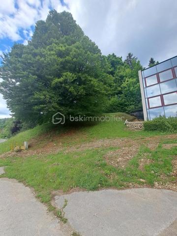 À seulement quelques minutes de la frontière suisse, des commodités et des pistes de ski, découvrez ce magnifique loft de 88 m² entièrement réhabilité, livré au 1er trimestre 2026.
Situé au rez-de-chaussée surélevé d’une charmante petite copropriété de seulement 2 propriétaires, ce bien rare bénéficie d’une superbe vue dégagée sur les montagnes et la forêt jurassienne.
Pensé pour offrir confort, modernité et fonctionnalité, ce loft séduira aussi bien les jeunes travailleurs frontaliers que les amateurs de résidence secondaire au cœur du Jura.
Vous y découvrirez :
• Une entrée accueillante avec dressing intégré
• Un espace de rangement pratique pour skis, pneus, équipements ou électroménager
• Deux belles chambres avec dressings, dont une suite avec salle d’eau privative
• Une vaste pièce de vie lumineuse ouverte sur une cuisine équipée et aménagée
• Une grande baie vitrée donnant accès à une agréable terrasse et au jardin de la copropriété
• Une salle de bain moderne
• WC séparés
Les prestations complètent parfaitement ce bien :
Bonne isolation,  Double vitrage, Tout-à-l’égout
Petite copropriété calme et intimiste
places de stationnement devant la copropriété
Un bien rare sur le secteur, alliant charme contemporain, environnement privilégié et proximité avec la Suisse.
Coup de cœur assuré — À visiter sans tarder !