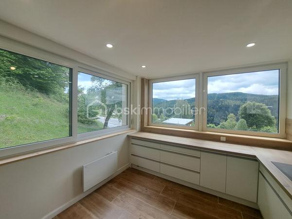À seulement quelques minutes de la frontière suisse, des commodités et des pistes de ski, découvrez ce magnifique loft de 88 m² entièrement réhabilité, livré au 1er trimestre 2026.
Situé au rez-de-chaussée surélevé d’une charmante petite copropriété de seulement 2 propriétaires, ce bien rare bénéficie d’une superbe vue dégagée sur les montagnes et la forêt jurassienne.
Pensé pour offrir confort, modernité et fonctionnalité, ce loft séduira aussi bien les jeunes travailleurs frontaliers que les amateurs de résidence secondaire au cœur du Jura.
Vous y découvrirez :
• Une entrée accueillante avec dressing intégré
• Un espace de rangement pratique pour skis, pneus, équipements ou électroménager
• Deux belles chambres avec dressings, dont une suite avec salle d’eau privative
• Une vaste pièce de vie lumineuse ouverte sur une cuisine équipée et aménagée
• Une grande baie vitrée donnant accès à une agréable terrasse et au jardin de la copropriété
• Une salle de bain moderne
• WC séparés
Les prestations complètent parfaitement ce bien :
Bonne isolation,  Double vitrage, Tout-à-l’égout
Petite copropriété calme et intimiste
places de stationnement devant la copropriété
Un bien rare sur le secteur, alliant charme contemporain, environnement privilégié et proximité avec la Suisse.
Coup de cœur assuré — À visiter sans tarder !