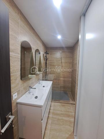 À seulement quelques minutes de la frontière suisse, des commodités et des pistes de ski, découvrez ce magnifique loft de 88 m² entièrement réhabilité, livré au 1er trimestre 2026.
Situé au rez-de-chaussée surélevé d’une charmante petite copropriété de seulement 2 propriétaires, ce bien rare bénéficie d’une superbe vue dégagée sur les montagnes et la forêt jurassienne.
Pensé pour offrir confort, modernité et fonctionnalité, ce loft séduira aussi bien les jeunes travailleurs frontaliers que les amateurs de résidence secondaire au cœur du Jura.
Vous y découvrirez :
• Une entrée accueillante avec dressing intégré
• Un espace de rangement pratique pour skis, pneus, équipements ou électroménager
• Deux belles chambres avec dressings, dont une suite avec salle d’eau privative
• Une vaste pièce de vie lumineuse ouverte sur une cuisine équipée et aménagée
• Une grande baie vitrée donnant accès à une agréable terrasse et au jardin de la copropriété
• Une salle de bain moderne
• WC séparés
Les prestations complètent parfaitement ce bien :
Bonne isolation,  Double vitrage, Tout-à-l’égout
Petite copropriété calme et intimiste
places de stationnement devant la copropriété
Un bien rare sur le secteur, alliant charme contemporain, environnement privilégié et proximité avec la Suisse.
Coup de cœur assuré — À visiter sans tarder !