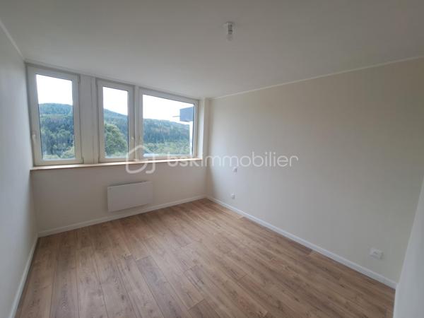 À seulement quelques minutes de la frontière suisse, des commodités et des pistes de ski, découvrez ce magnifique loft de 88 m² entièrement réhabilité, livré au 1er trimestre 2026.
Situé au rez-de-chaussée surélevé d’une charmante petite copropriété de seulement 2 propriétaires, ce bien rare bénéficie d’une superbe vue dégagée sur les montagnes et la forêt jurassienne.
Pensé pour offrir confort, modernité et fonctionnalité, ce loft séduira aussi bien les jeunes travailleurs frontaliers que les amateurs de résidence secondaire au cœur du Jura.
Vous y découvrirez :
• Une entrée accueillante avec dressing intégré
• Un espace de rangement pratique pour skis, pneus, équipements ou électroménager
• Deux belles chambres avec dressings, dont une suite avec salle d’eau privative
• Une vaste pièce de vie lumineuse ouverte sur une cuisine équipée et aménagée
• Une grande baie vitrée donnant accès à une agréable terrasse et au jardin de la copropriété
• Une salle de bain moderne
• WC séparés
Les prestations complètent parfaitement ce bien :
Bonne isolation,  Double vitrage, Tout-à-l’égout
Petite copropriété calme et intimiste
places de stationnement devant la copropriété
Un bien rare sur le secteur, alliant charme contemporain, environnement privilégié et proximité avec la Suisse.
Coup de cœur assuré — À visiter sans tarder !