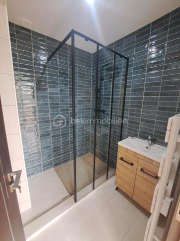 À seulement quelques minutes de la frontière suisse, des commodités et des pistes de ski, découvrez ce magnifique loft de 88 m² entièrement réhabilité, livré au 1er trimestre 2026.
Situé au rez-de-chaussée surélevé d’une charmante petite copropriété de seulement 2 propriétaires, ce bien rare bénéficie d’une superbe vue dégagée sur les montagnes et la forêt jurassienne.
Pensé pour offrir confort, modernité et fonctionnalité, ce loft séduira aussi bien les jeunes travailleurs frontaliers que les amateurs de résidence secondaire au cœur du Jura.
Vous y découvrirez :
• Une entrée accueillante avec dressing intégré
• Un espace de rangement pratique pour skis, pneus, équipements ou électroménager
• Deux belles chambres avec dressings, dont une suite avec salle d’eau privative
• Une vaste pièce de vie lumineuse ouverte sur une cuisine équipée et aménagée
• Une grande baie vitrée donnant accès à une agréable terrasse et au jardin de la copropriété
• Une salle de bain moderne
• WC séparés
Les prestations complètent parfaitement ce bien :
Bonne isolation,  Double vitrage, Tout-à-l’égout
Petite copropriété calme et intimiste
places de stationnement devant la copropriété
Un bien rare sur le secteur, alliant charme contemporain, environnement privilégié et proximité avec la Suisse.
Coup de cœur assuré — À visiter sans tarder !