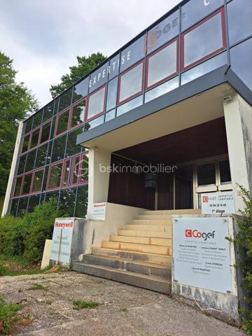 À seulement quelques minutes de la frontière suisse, des commodités et des pistes de ski, découvrez ce magnifique loft de 88 m² entièrement réhabilité, livré au 1er trimestre 2026.
Situé au rez-de-chaussée surélevé d’une charmante petite copropriété de seulement 2 propriétaires, ce bien rare bénéficie d’une superbe vue dégagée sur les montagnes et la forêt jurassienne.
Pensé pour offrir confort, modernité et fonctionnalité, ce loft séduira aussi bien les jeunes travailleurs frontaliers que les amateurs de résidence secondaire au cœur du Jura.
Vous y découvrirez :
• Une entrée accueillante avec dressing intégré
• Un espace de rangement pratique pour skis, pneus, équipements ou électroménager
• Deux belles chambres avec dressings, dont une suite avec salle d’eau privative
• Une vaste pièce de vie lumineuse ouverte sur une cuisine équipée et aménagée
• Une grande baie vitrée donnant accès à une agréable terrasse et au jardin de la copropriété
• Une salle de bain moderne
• WC séparés
Les prestations complètent parfaitement ce bien :
Bonne isolation,  Double vitrage, Tout-à-l’égout
Petite copropriété calme et intimiste
places de stationnement devant la copropriété
Un bien rare sur le secteur, alliant charme contemporain, environnement privilégié et proximité avec la Suisse.
Coup de cœur assuré — À visiter sans tarder !