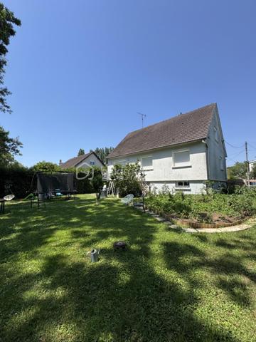 Implantée dans Gisors, à cinq minutes des commerces, des établissements scolaires et de la gare, cette maison familiale de 135 m² bénéficie d'une situation rare : un terrain clos de 602 m² en bordure directe de l'Epte, avec une vue sur la rivière et un cadre verdoyant calme et préservé.

Rez-de-chaussée : L'entrée ouvre sur un séjour lumineux prolongé par un balcon avec vue directe sur le jardin — une continuité intérieur-extérieur particulièrement agréable aux beaux jours. La cuisine, aménagée et équipée, complète l'espace de vie. Deux chambres, une salle d'eau et un WC indépendant avec lave-mains complètent ce niveau, permettant d'envisager une organisation de plain-pied si nécessaire.

À l'étage : L'étage accueille deux chambres supplémentaires, une salle de bains et un WC indépendant. Il comprend également un espace modulable à aménager selon les besoins : bureau, chambre d'amis, salle de jeux ou espace de rangement. La maison compte ainsi quatre chambres au total, bien réparties entre les deux niveaux de vie.

Sous-sol total : Le sous-sol entièrement aménagé constitue l'un des atouts majeurs du bien. Il comprend un garage, une buanderie, une cave et un atelier. S'y ajoute un bureau chauffé, séparé des pièces de vie et parfaitement configuré pour le télétravail : un espace silencieux, fonctionnel et autonome.

Extérieur : Le terrain clos de 602 m², en bordure de l'Epte, offre un espace extérieur généreux, verdoyant et préservé. Le balcon au rez-de-chaussée prolonge naturellement l'intérieur vers le jardin. Un cadre calme, adapté à la vie en famille comme aux moments de détente en plein air.

Environnement et accès : Gisors, sous-préfecture de l'Eure (27), réunit commerces, écoles et gare en centre-ville, l'ensemble accessible en cinq minutes depuis la maison. La commune bénéficie par ailleurs de la proximité de l'Île-de-France, ce qui en fait un point d'ancrage apprécié des actifs souhaitant conjuguer cadre normand et connexions vers Paris.

Maison familiale lumineuse en bordure de l'Epte, avec sous-sol total et bureau chauffé — à cinq minutes du cœur de Gisors.