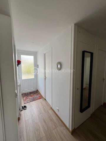Implantée dans Gisors, à cinq minutes des commerces, des établissements scolaires et de la gare, cette maison familiale de 135 m² bénéficie d'une situation rare : un terrain clos de 602 m² en bordure directe de l'Epte, avec une vue sur la rivière et un cadre verdoyant calme et préservé.

Rez-de-chaussée : L'entrée ouvre sur un séjour lumineux prolongé par un balcon avec vue directe sur le jardin — une continuité intérieur-extérieur particulièrement agréable aux beaux jours. La cuisine, aménagée et équipée, complète l'espace de vie. Deux chambres, une salle d'eau et un WC indépendant avec lave-mains complètent ce niveau, permettant d'envisager une organisation de plain-pied si nécessaire.

À l'étage : L'étage accueille deux chambres supplémentaires, une salle de bains et un WC indépendant. Il comprend également un espace modulable à aménager selon les besoins : bureau, chambre d'amis, salle de jeux ou espace de rangement. La maison compte ainsi quatre chambres au total, bien réparties entre les deux niveaux de vie.

Sous-sol total : Le sous-sol entièrement aménagé constitue l'un des atouts majeurs du bien. Il comprend un garage, une buanderie, une cave et un atelier. S'y ajoute un bureau chauffé, séparé des pièces de vie et parfaitement configuré pour le télétravail : un espace silencieux, fonctionnel et autonome.

Extérieur : Le terrain clos de 602 m², en bordure de l'Epte, offre un espace extérieur généreux, verdoyant et préservé. Le balcon au rez-de-chaussée prolonge naturellement l'intérieur vers le jardin. Un cadre calme, adapté à la vie en famille comme aux moments de détente en plein air.

Environnement et accès : Gisors, sous-préfecture de l'Eure (27), réunit commerces, écoles et gare en centre-ville, l'ensemble accessible en cinq minutes depuis la maison. La commune bénéficie par ailleurs de la proximité de l'Île-de-France, ce qui en fait un point d'ancrage apprécié des actifs souhaitant conjuguer cadre normand et connexions vers Paris.

Maison familiale lumineuse en bordure de l'Epte, avec sous-sol total et bureau chauffé — à cinq minutes du cœur de Gisors.
