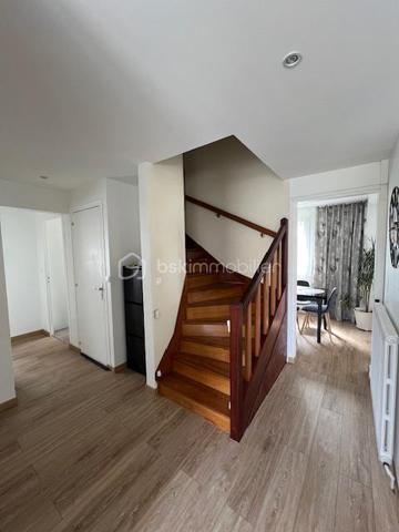 Implantée dans Gisors, à cinq minutes des commerces, des établissements scolaires et de la gare, cette maison familiale de 135 m² bénéficie d'une situation rare : un terrain clos de 602 m² en bordure directe de l'Epte, avec une vue sur la rivière et un cadre verdoyant calme et préservé.

Rez-de-chaussée : L'entrée ouvre sur un séjour lumineux prolongé par un balcon avec vue directe sur le jardin — une continuité intérieur-extérieur particulièrement agréable aux beaux jours. La cuisine, aménagée et équipée, complète l'espace de vie. Deux chambres, une salle d'eau et un WC indépendant avec lave-mains complètent ce niveau, permettant d'envisager une organisation de plain-pied si nécessaire.

À l'étage : L'étage accueille deux chambres supplémentaires, une salle de bains et un WC indépendant. Il comprend également un espace modulable à aménager selon les besoins : bureau, chambre d'amis, salle de jeux ou espace de rangement. La maison compte ainsi quatre chambres au total, bien réparties entre les deux niveaux de vie.

Sous-sol total : Le sous-sol entièrement aménagé constitue l'un des atouts majeurs du bien. Il comprend un garage, une buanderie, une cave et un atelier. S'y ajoute un bureau chauffé, séparé des pièces de vie et parfaitement configuré pour le télétravail : un espace silencieux, fonctionnel et autonome.

Extérieur : Le terrain clos de 602 m², en bordure de l'Epte, offre un espace extérieur généreux, verdoyant et préservé. Le balcon au rez-de-chaussée prolonge naturellement l'intérieur vers le jardin. Un cadre calme, adapté à la vie en famille comme aux moments de détente en plein air.

Environnement et accès : Gisors, sous-préfecture de l'Eure (27), réunit commerces, écoles et gare en centre-ville, l'ensemble accessible en cinq minutes depuis la maison. La commune bénéficie par ailleurs de la proximité de l'Île-de-France, ce qui en fait un point d'ancrage apprécié des actifs souhaitant conjuguer cadre normand et connexions vers Paris.

Maison familiale lumineuse en bordure de l'Epte, avec sous-sol total et bureau chauffé — à cinq minutes du cœur de Gisors.